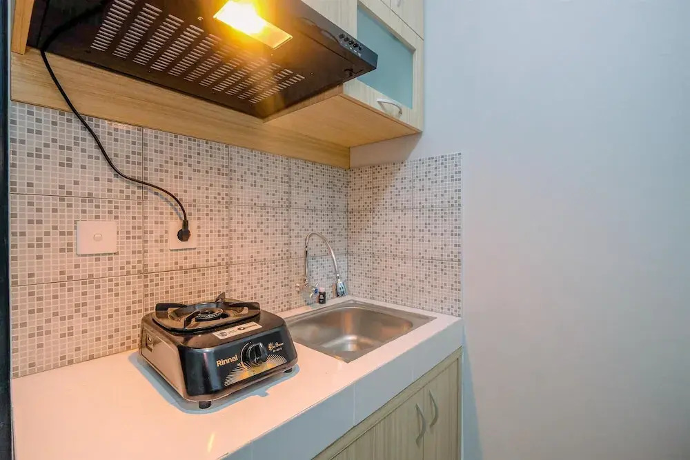 Comfort 1Br At Royal Heights Apartment