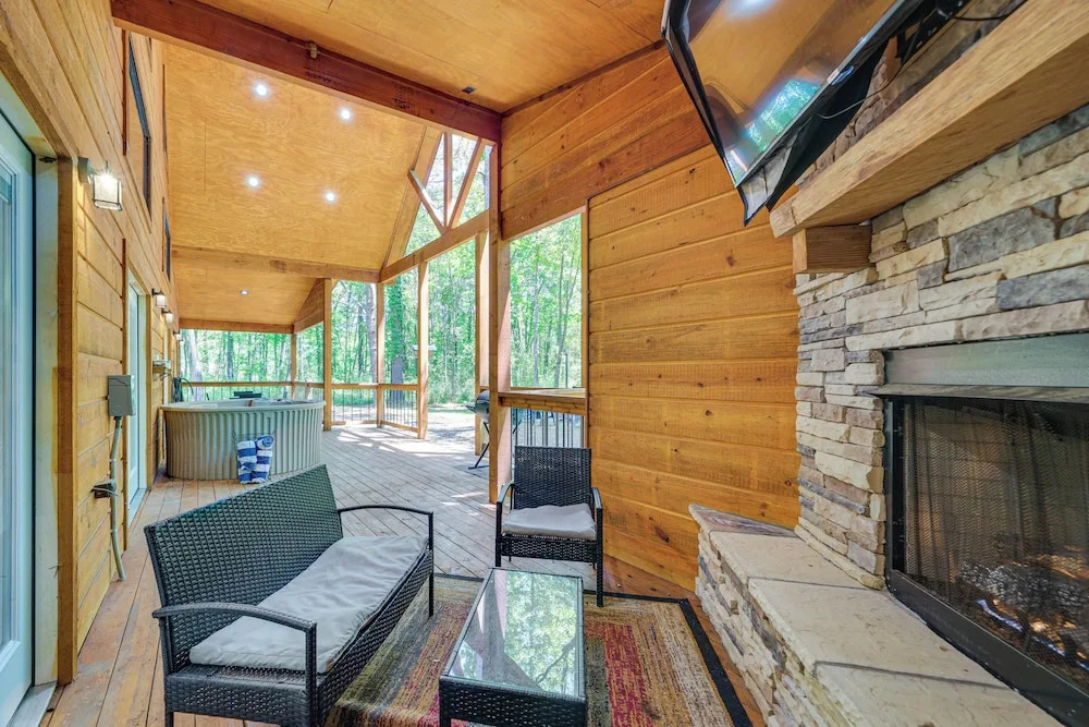 Private Hot Tub: Luxe Cabin in Broken Bow!