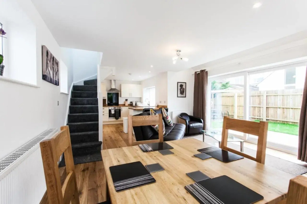 Superb Detached Coach House in Peaceful Location!