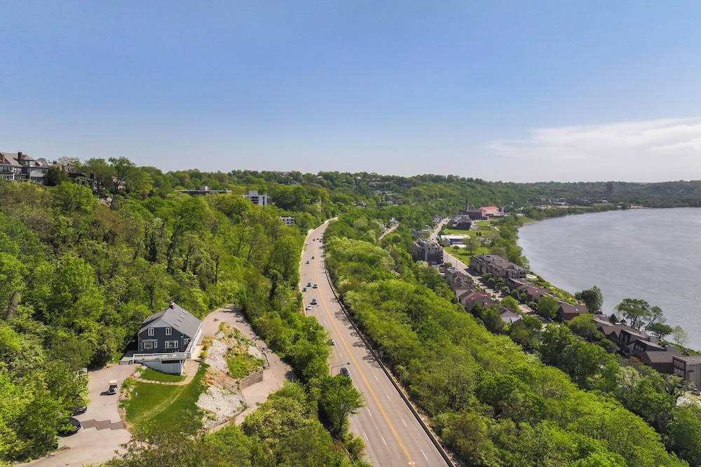 Wooded Apt w/ River Views, 3 Mi to Dtwn Cincinnati