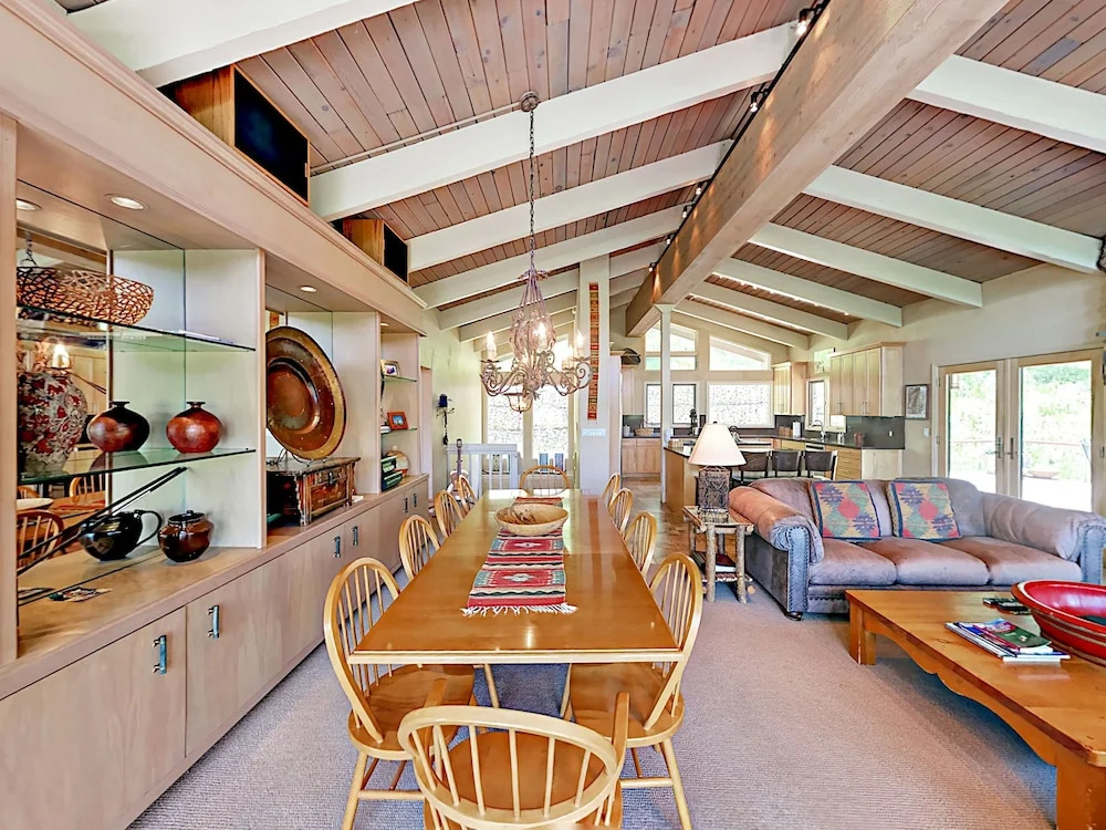 Beautiful 4br + Den W/ Hot Tub & Views - Near Slopes 4 Bedroom Home