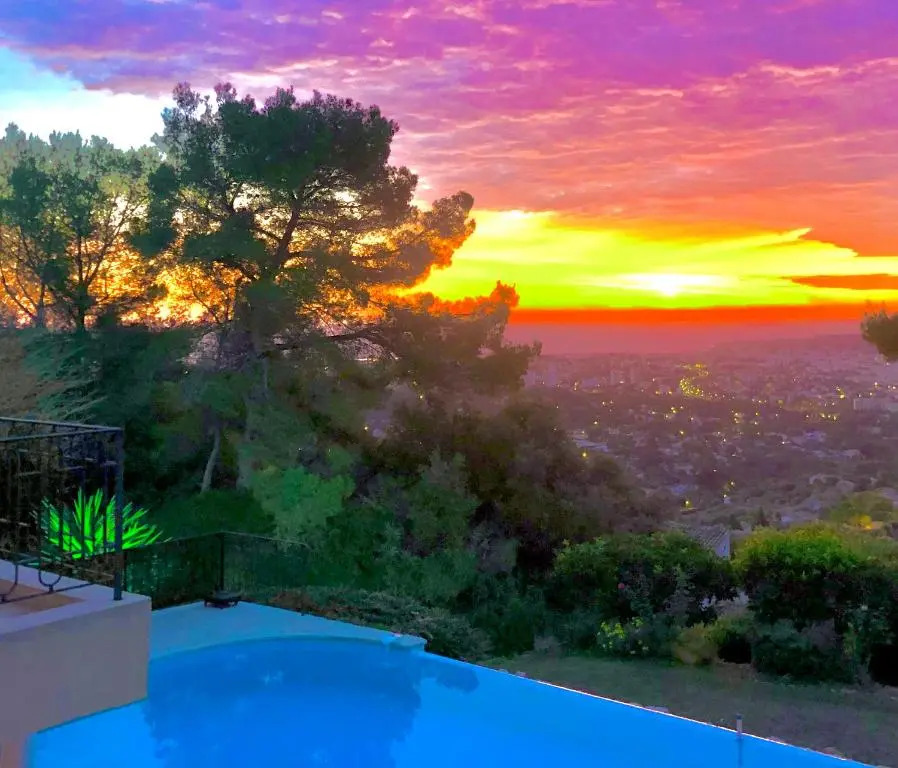 Grand studio avec piscine et vue mer panoramique
