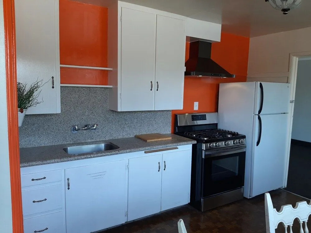 HARRYS MAN CAVE - A Vintage Motel on the Historic 395 route - The New Star Motel Experience
