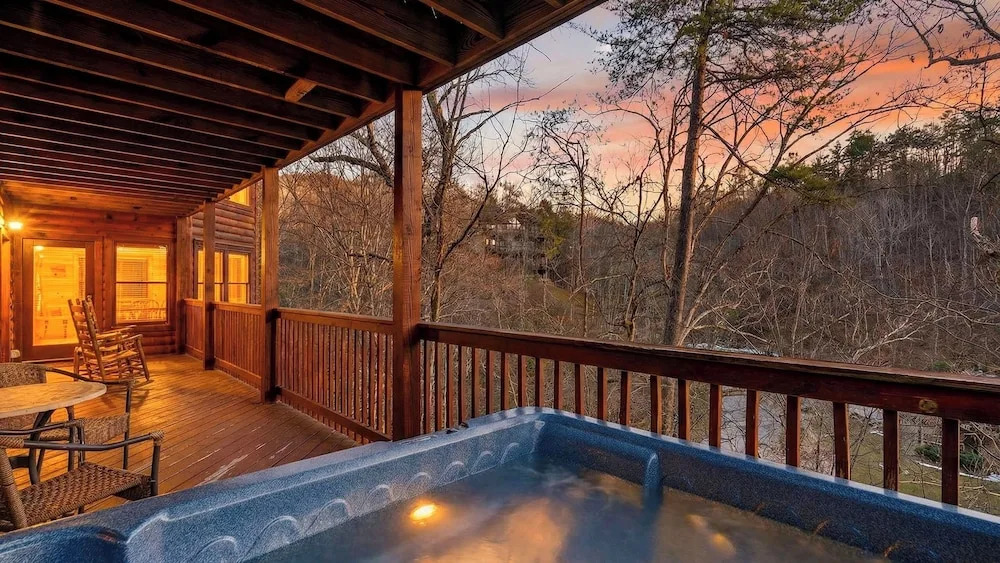 Grand Getaway Cabin by Avantstay A-frame Retreat + Hot Tub + Pool Access, Game Room Mins to Dollywood