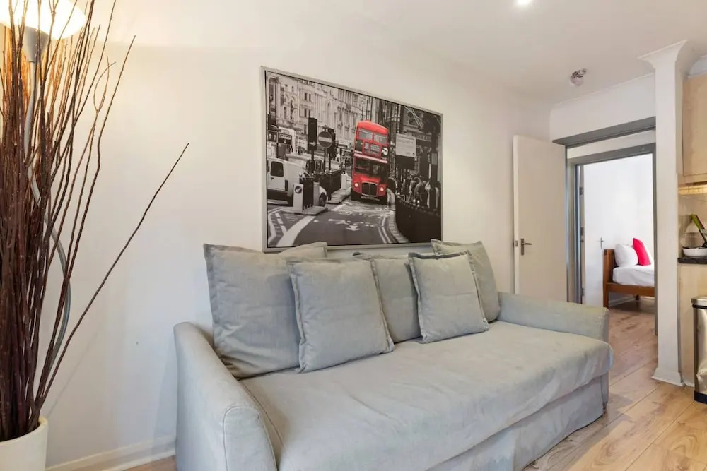 Comfortable 2 Bedroom Flat With Good Transport