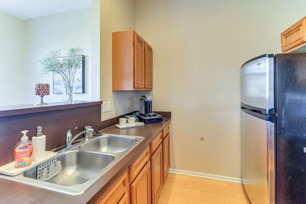 25 Mi to Detroit: Townhome w/ Smart TV!