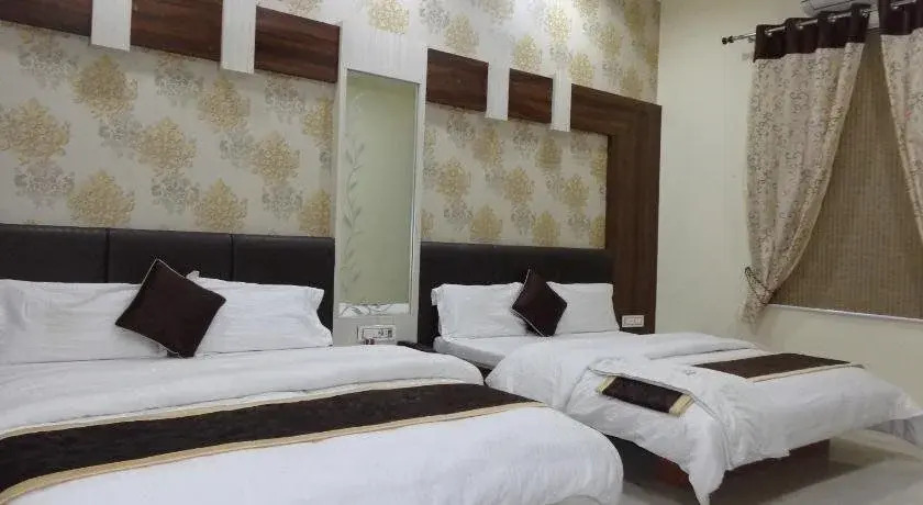 Hotel Prakshi Palace