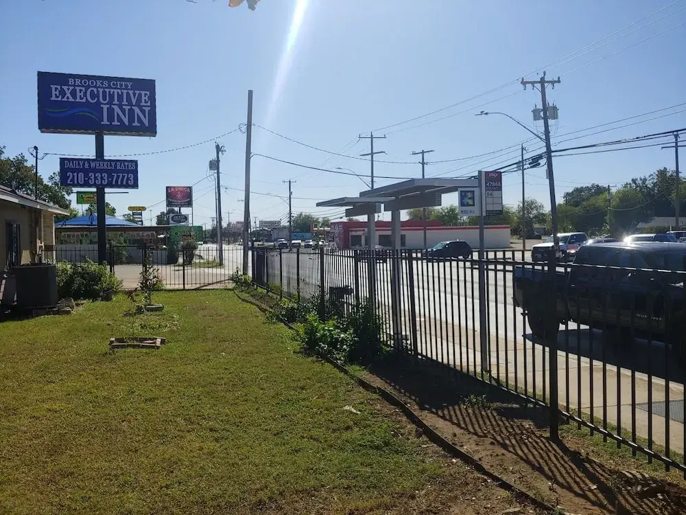 Brooks City Executive Inn
