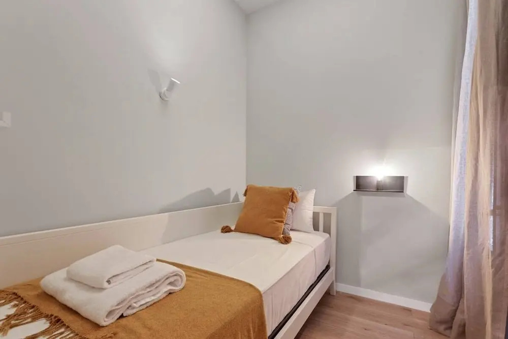 Designer 4 Bed Apt W Balcony Near Plaça Catalunya