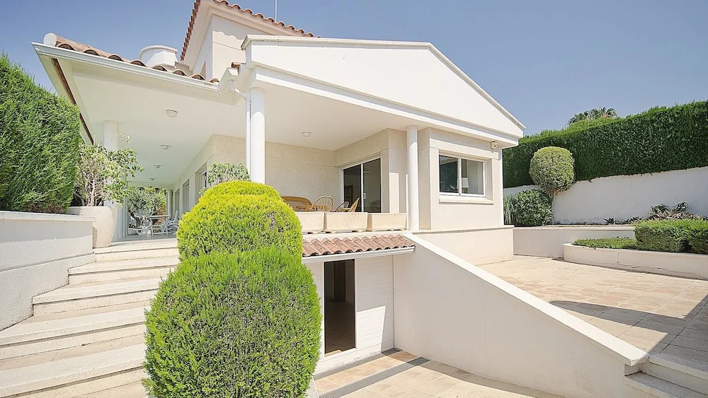 R11 Casa Blanca con gran jardin y piscina