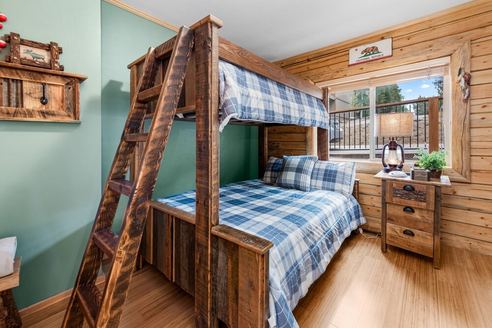 Moon Bear Lodge - Gorgeous Natural Wood Finishes At This Quality Home With Foosball! 3 Bedroom Cabin