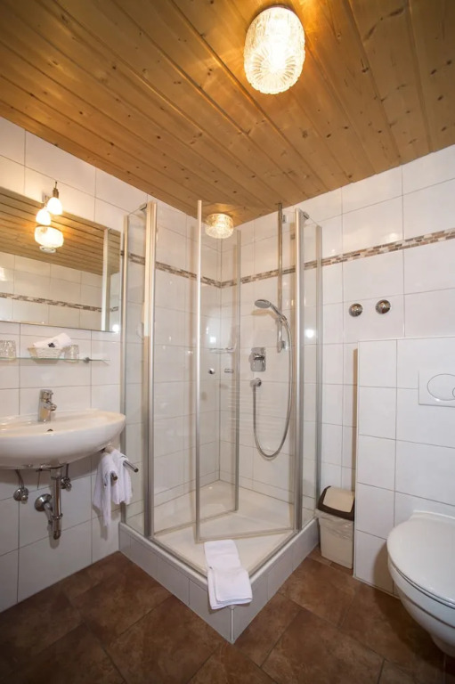 Aktivhotel & Gasthof Schmelz Ihr familienfreundliches Urlaubs Hotel mit Wellness, Almsauna, Chiemgau Karte