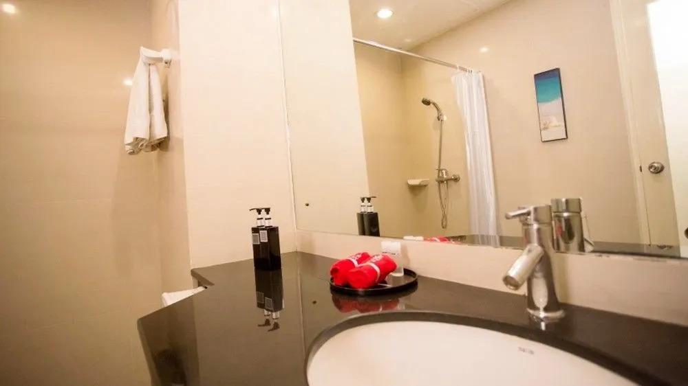ZEN Rooms Royal Bee