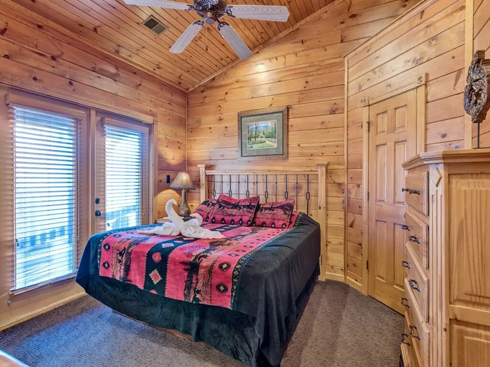 The Great Escape II 5 Bedroom Mountain View Home with Hot Tub