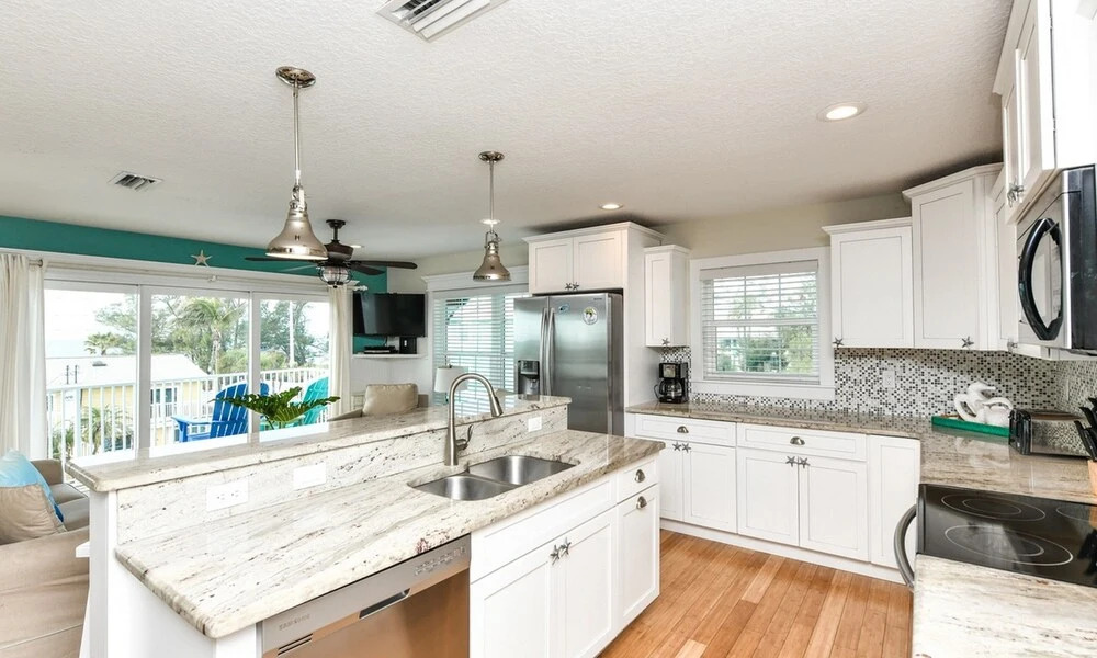 Walk to Bradenton Beach: Gulf-view Home w/ Lanai