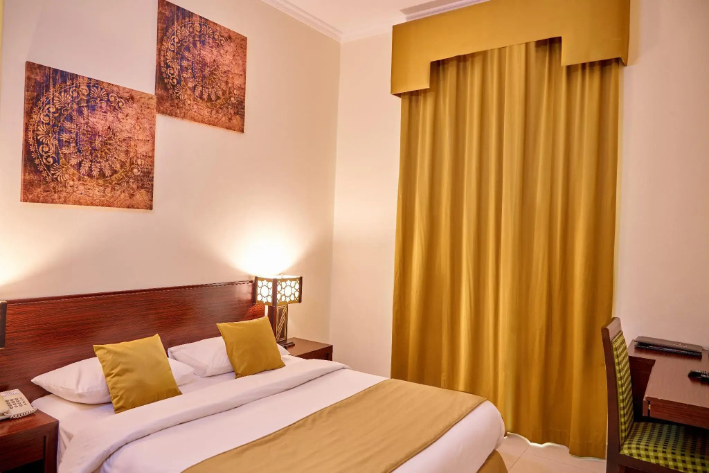 Click Square Hotel