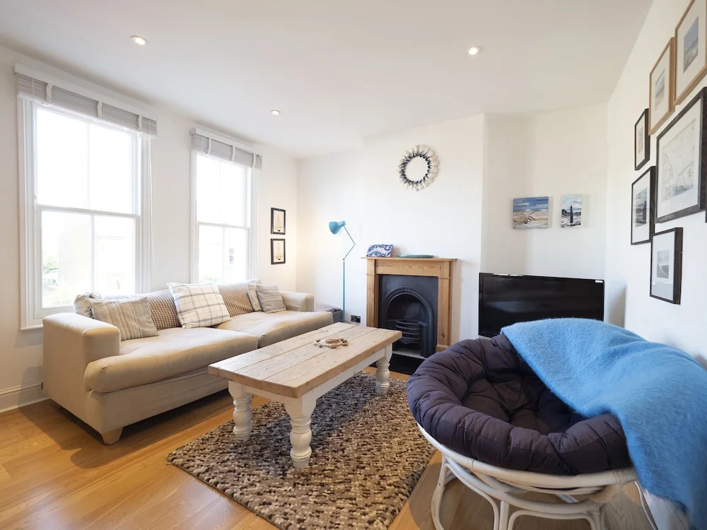 Sail Away - 2-Bed Apartment by the Beach