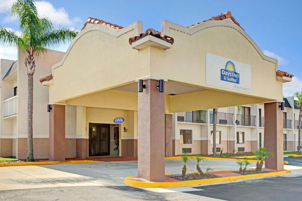 Days Inn & Suites by Wyndham Tampa Fairground-Casino-Ybor