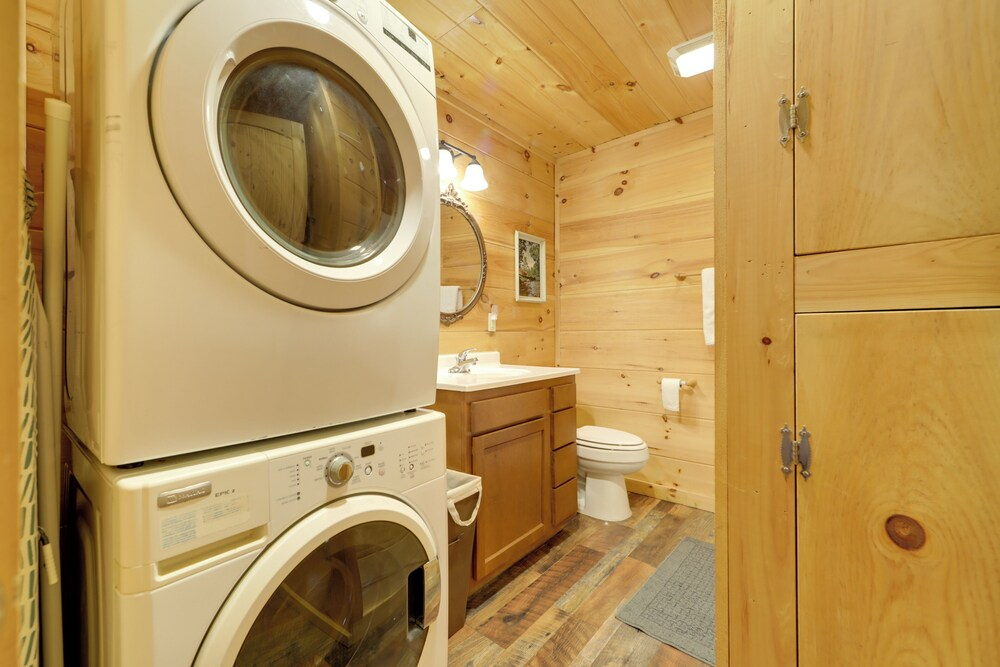 Soaking Tub! Creekside Couples Haven in Cosby