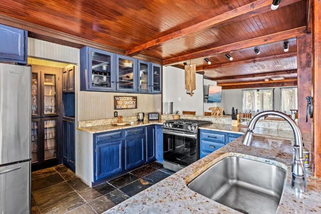 Smoky Bear BnB! Theater, Game Room, Hot Tub, Bar, 5Br 5Ba