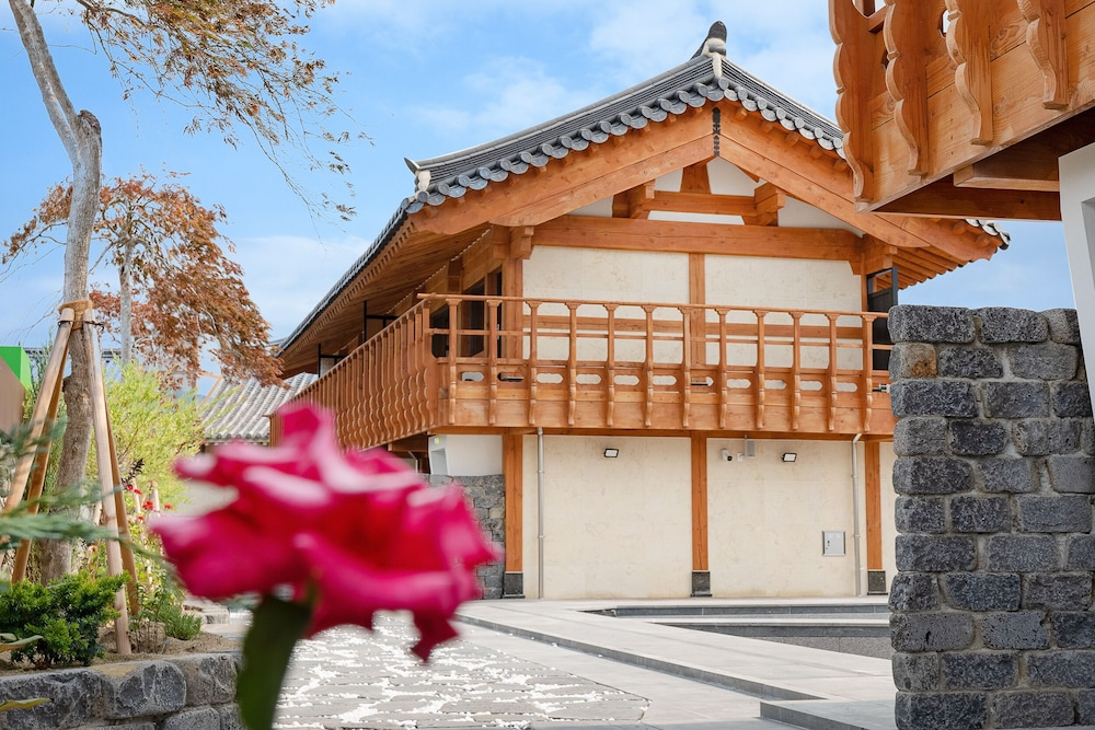 Wanggyeong Hanok Poolvilla