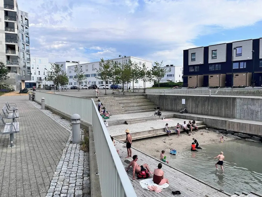 "central By the Sea, Close to the City"