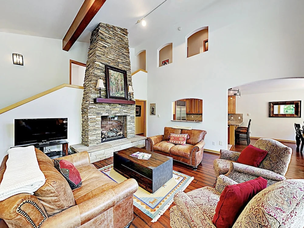 4501 Vail - 5 Br Duplex
