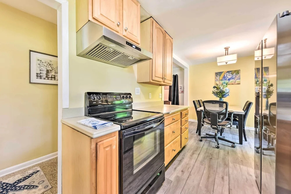 Jacksonville Getaway w/ Yard ~ 2 Mi to Beach!