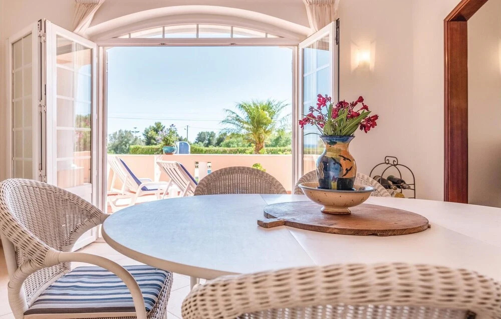 Beautiful Home in Lagoa With Wifi and 2 Bedrooms