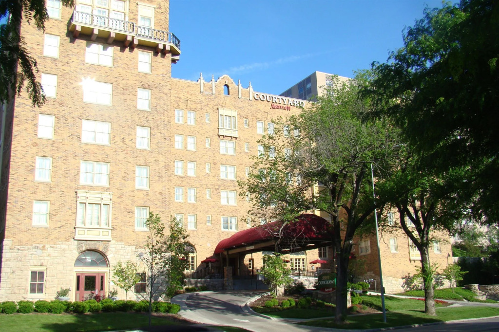 Courtyard by Marriott Kansas City Country Club Plaza