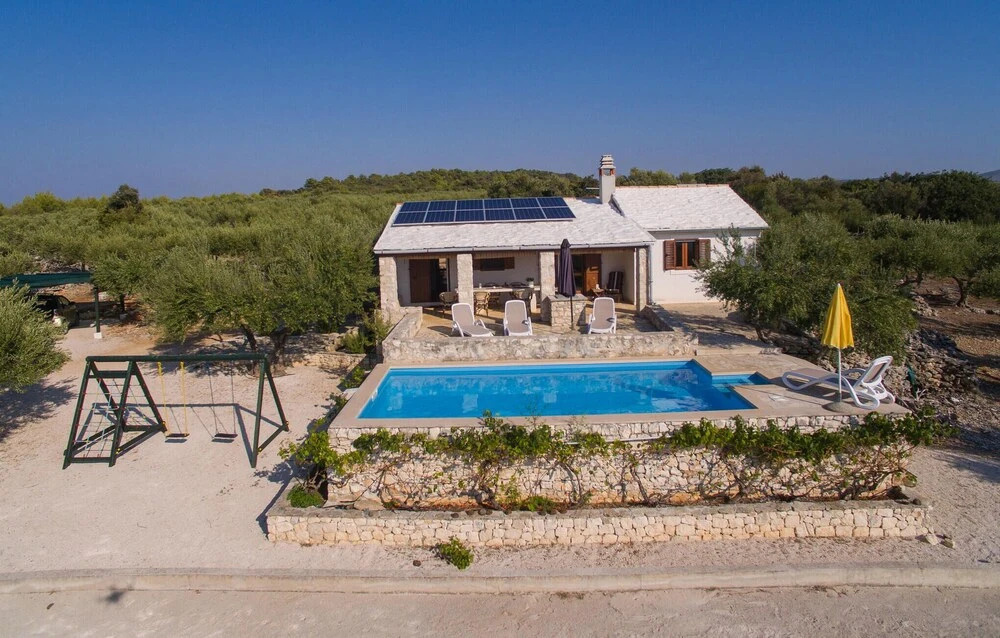Amazing Home in Sutivan With 2 Bedrooms, Wifi and Private Swimming Pool