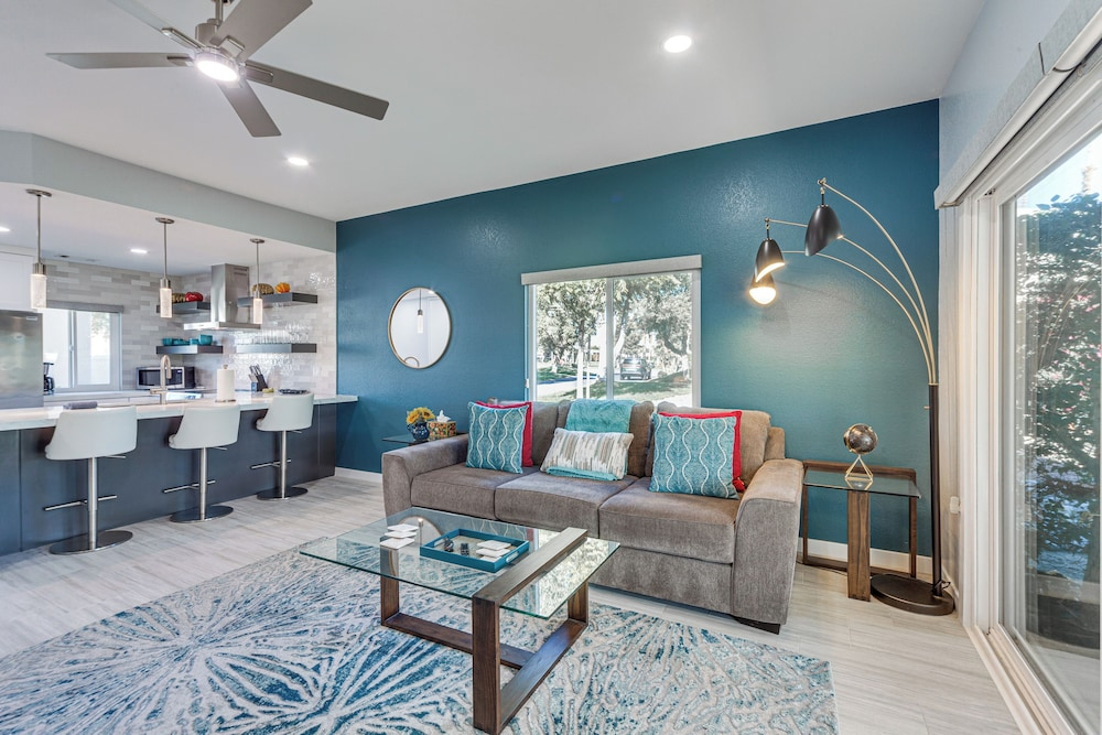 Desert Oasis Close to Palm Springs Attractions!