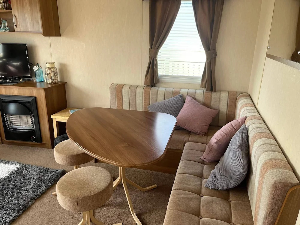Heacham Beach Caravan - Sleeps 6 - Pets Ok