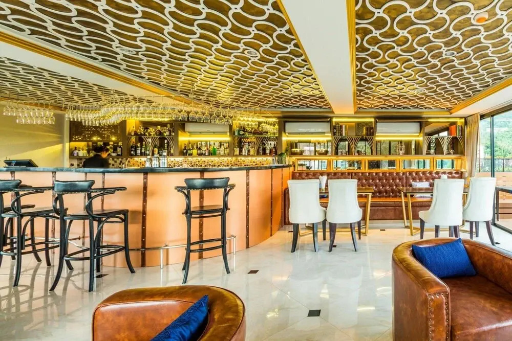 6Av 705 - Luxury Condo in Surin Beach Rooftop bar Pool and gym