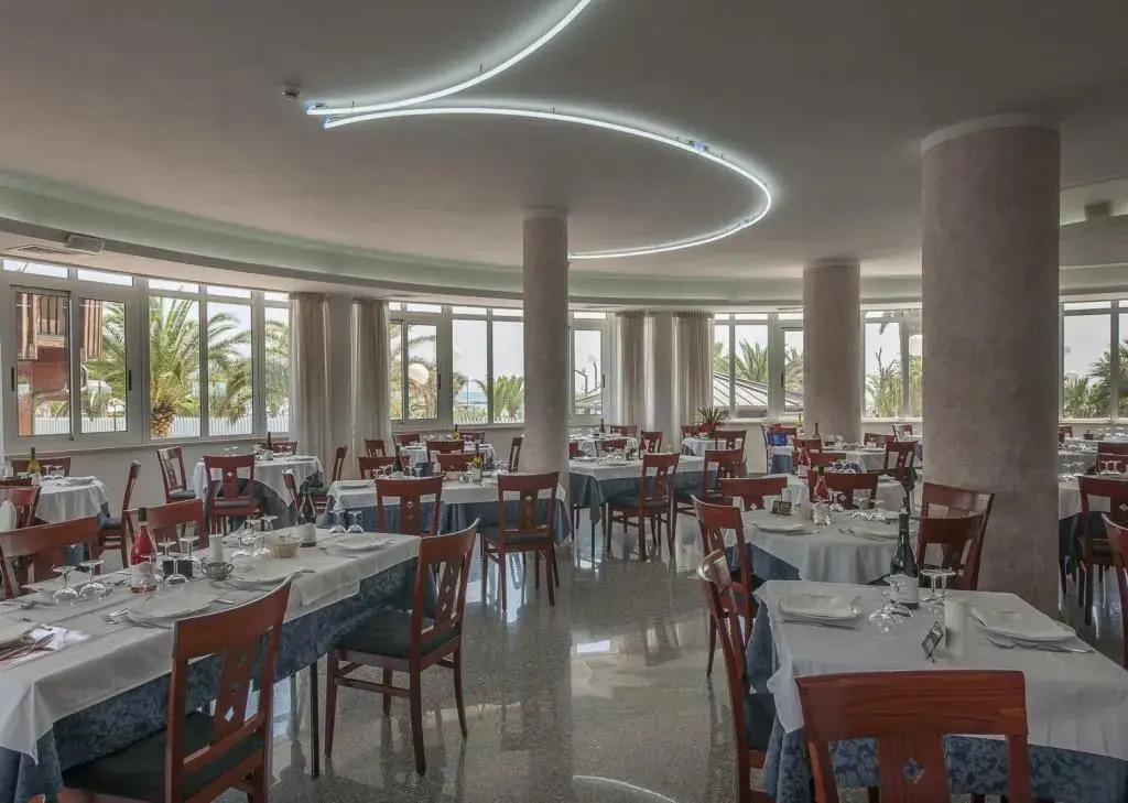 Hotel Maxims