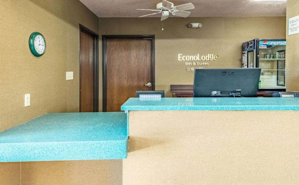 Econo Lodge Inn & Suites