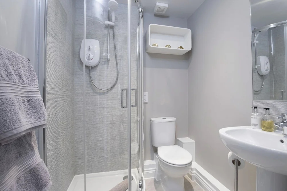 Elliot Oliver - Modern 2 Bedroom Town Centre Apartment