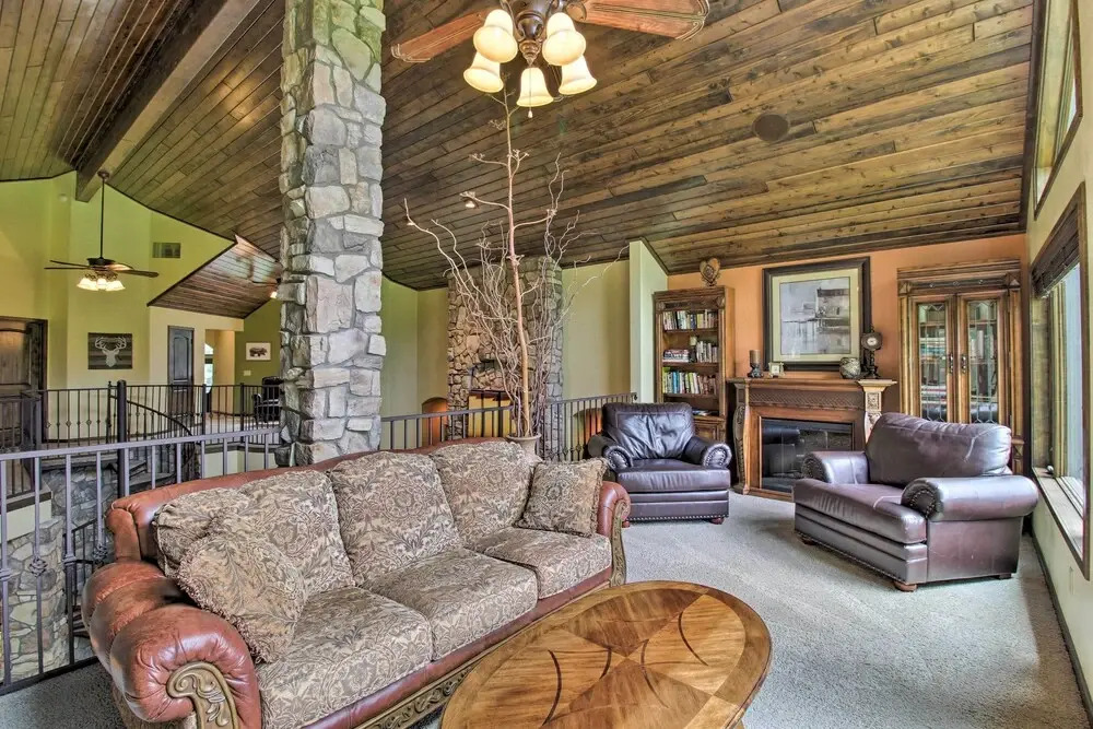 Centrally Located: Lavish Pinetop Paradise!