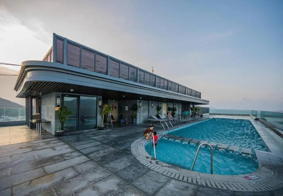 2BR luxury seaview apt 2' walking to the beach