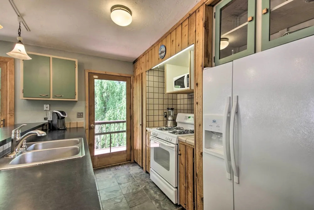 Rivers Edge Mtn Home: Private Hot Tub & Views