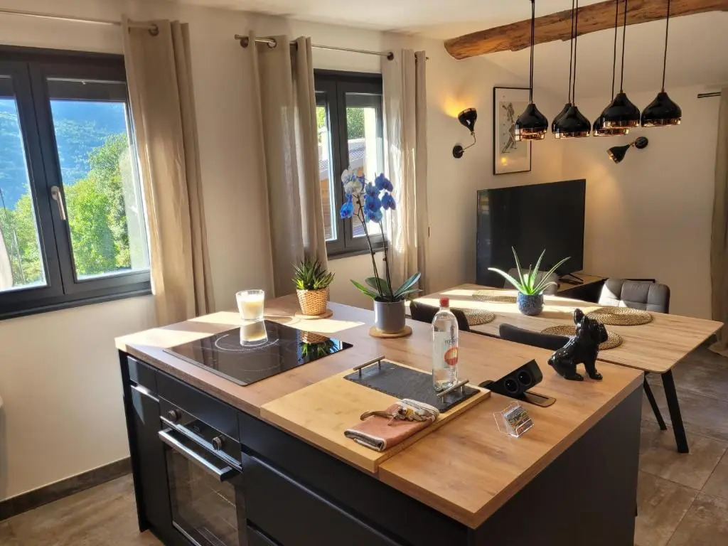 gîte du ruisseau 80m2, maison entière au calme, 2 chambres 2 salles de bain avec terrasse et garage