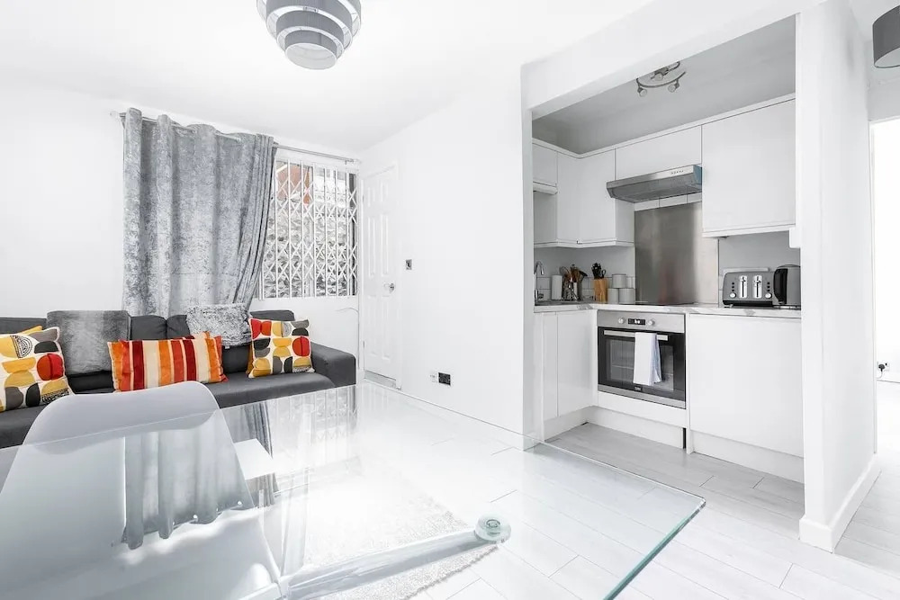 Shepherd's Bush Flat near Westfield