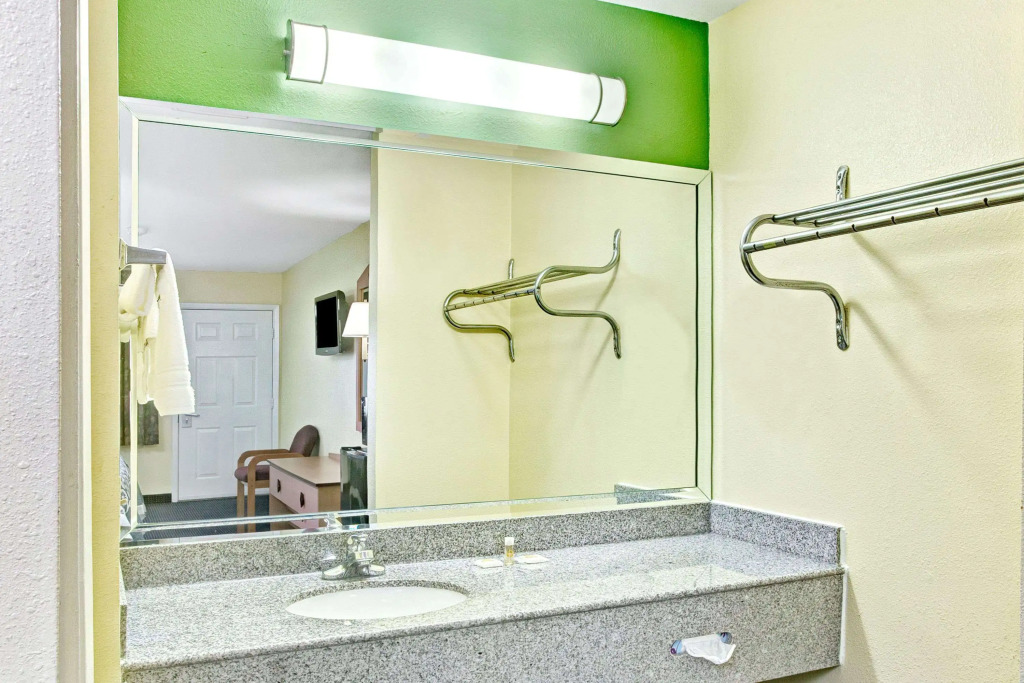 Days Inn by Wyndham Baytown TX