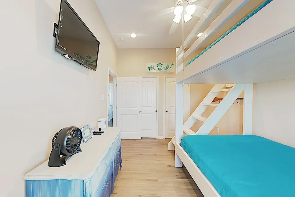 3326 Tx-35 Bus Home - 2 Br home by RedAwning