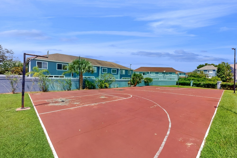 Comfortable Townhome Near Disney With Athletic Courts & Pool Access, Patio, & AC