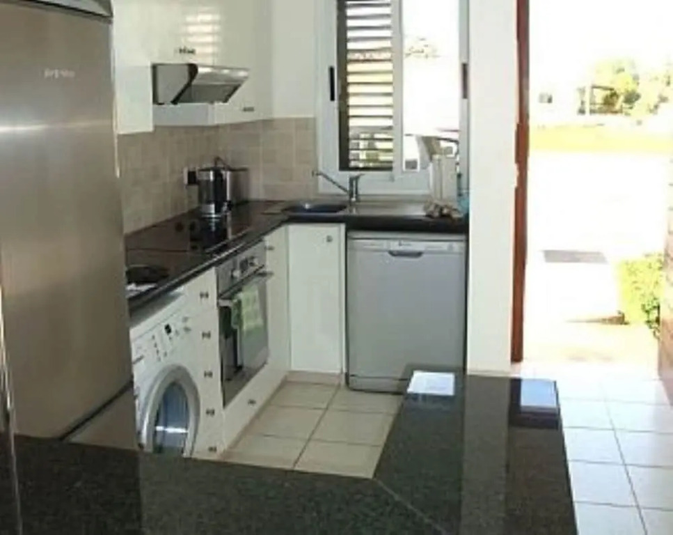 2 Bed House - Sleeps 4 - Pool - Garden - Parking