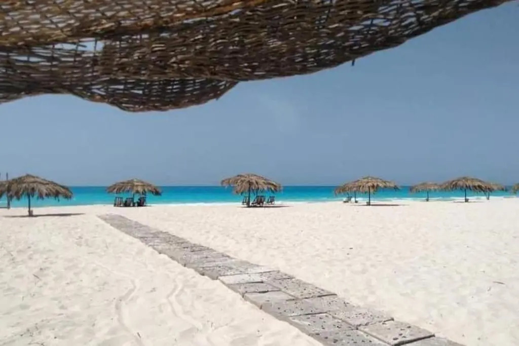 شاليه انيق مع مسبح وشاطئ جميل للعائلات فقط