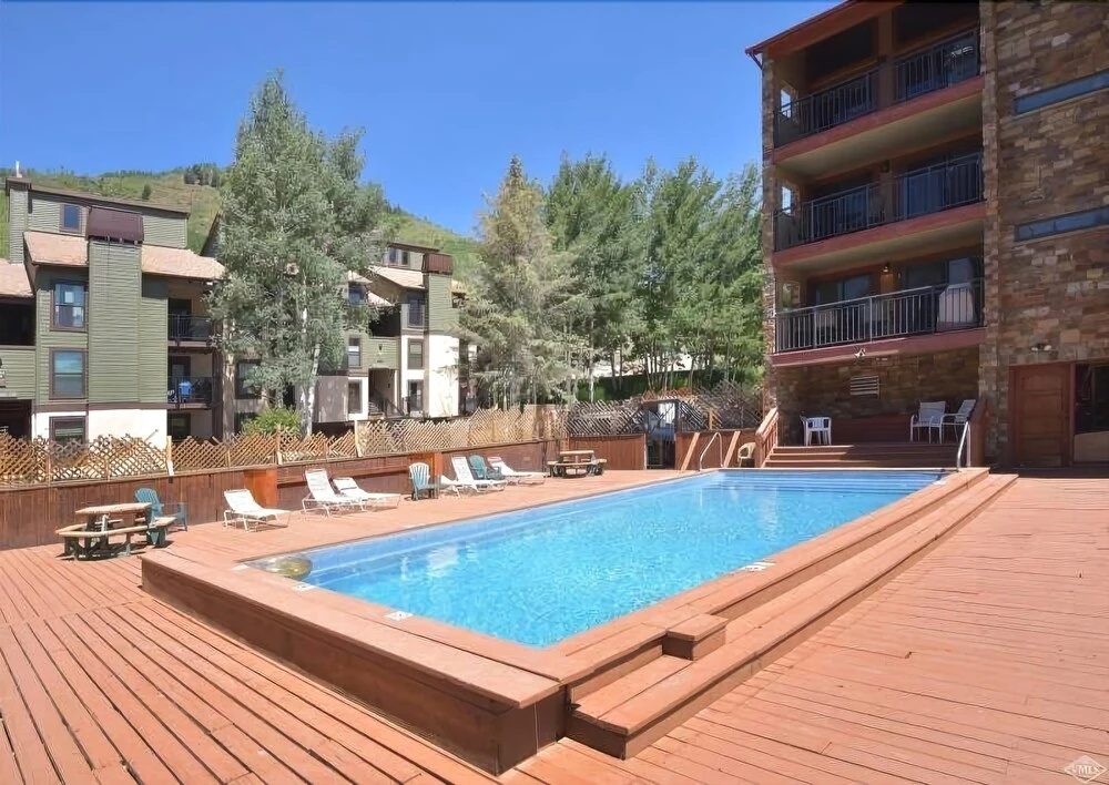 Sizeable Condo Free WiFi & Uncovered Parking by RedAwning