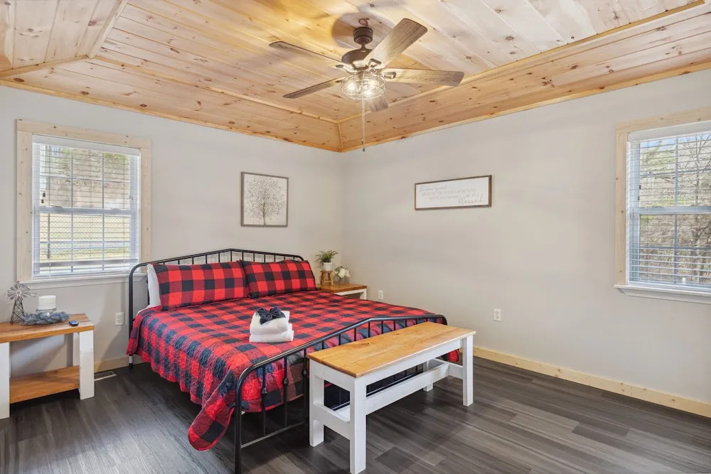 Majestic Valley View 3 Bedroom Cabin by RedAwning