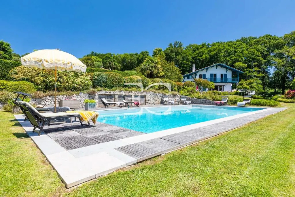 Easy Clés- Splendid 8 bedrooms property & pool